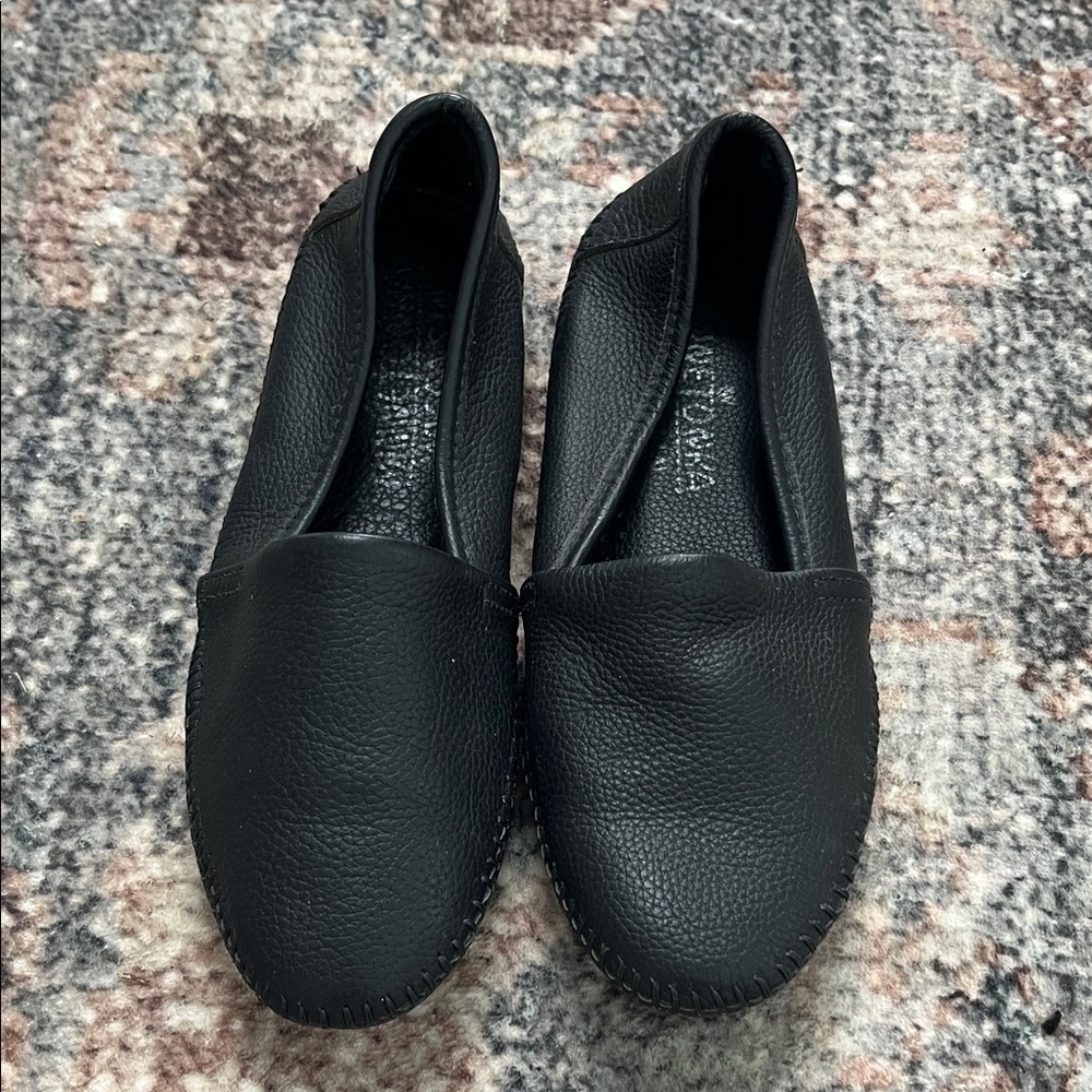 Minnetonka Moccasins Black Leather Women's Loafers